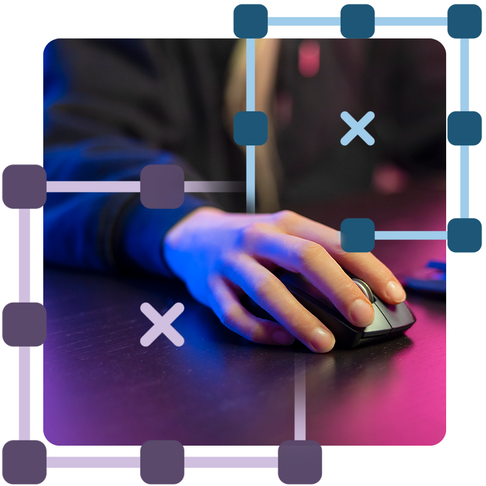 Mãos operando console de edição premium na Criativa Labz